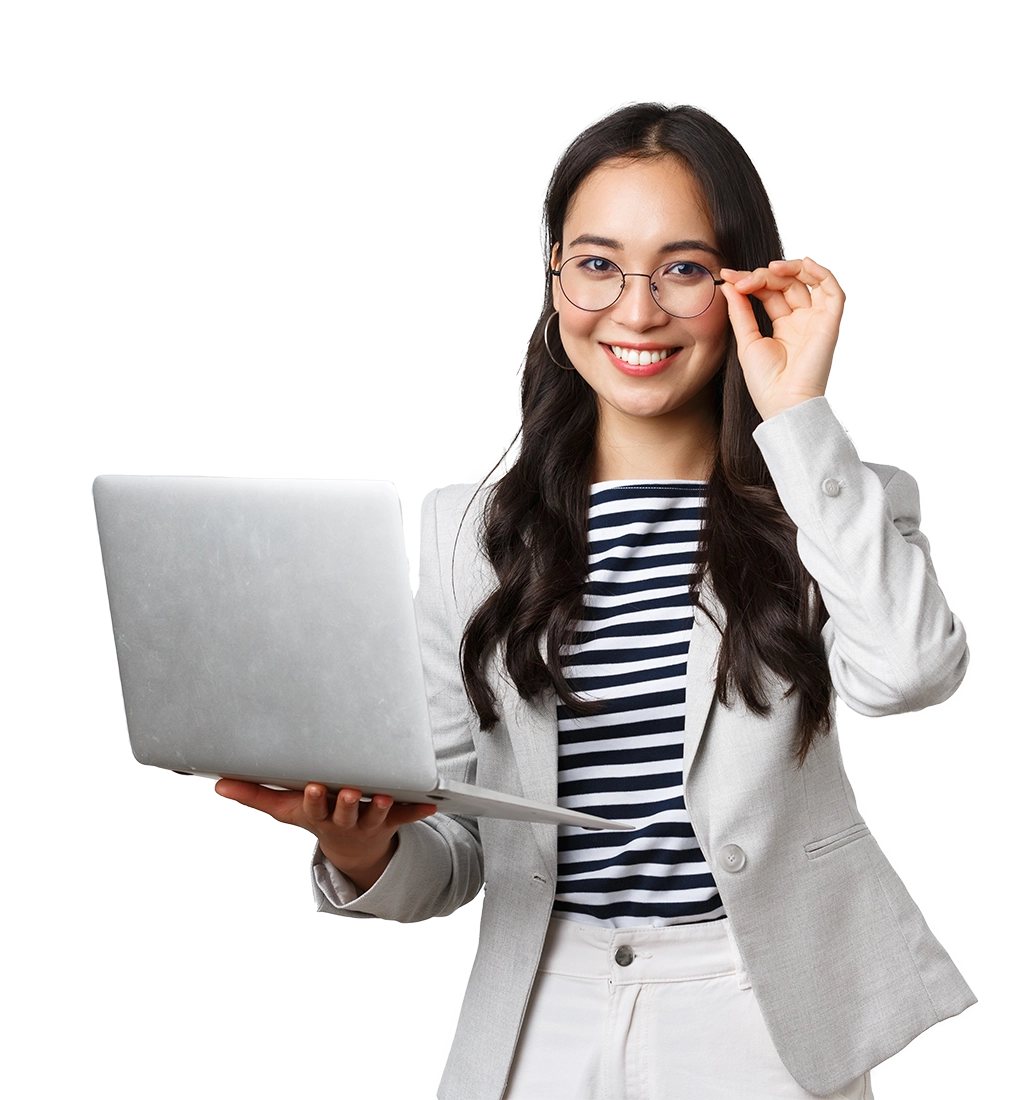 Chica con gafas sujetando una laptop